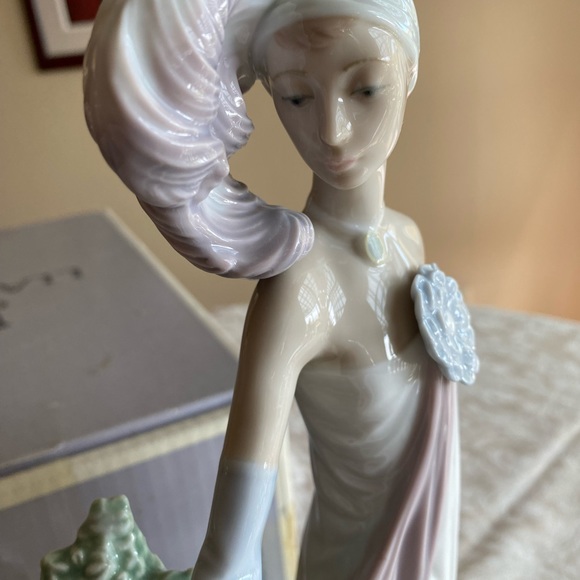 RETIRED 2001 ‘SOCIALITE OF THE 20s LLADRO’ PORCELAIN FIGURINE-Item#01005283 - Picture 8 of 12